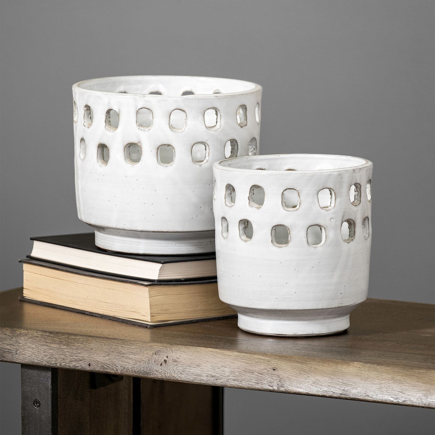 🏺 Set of 2 White Ceramic Vases with Hollow Details - Modern Decorative Vases