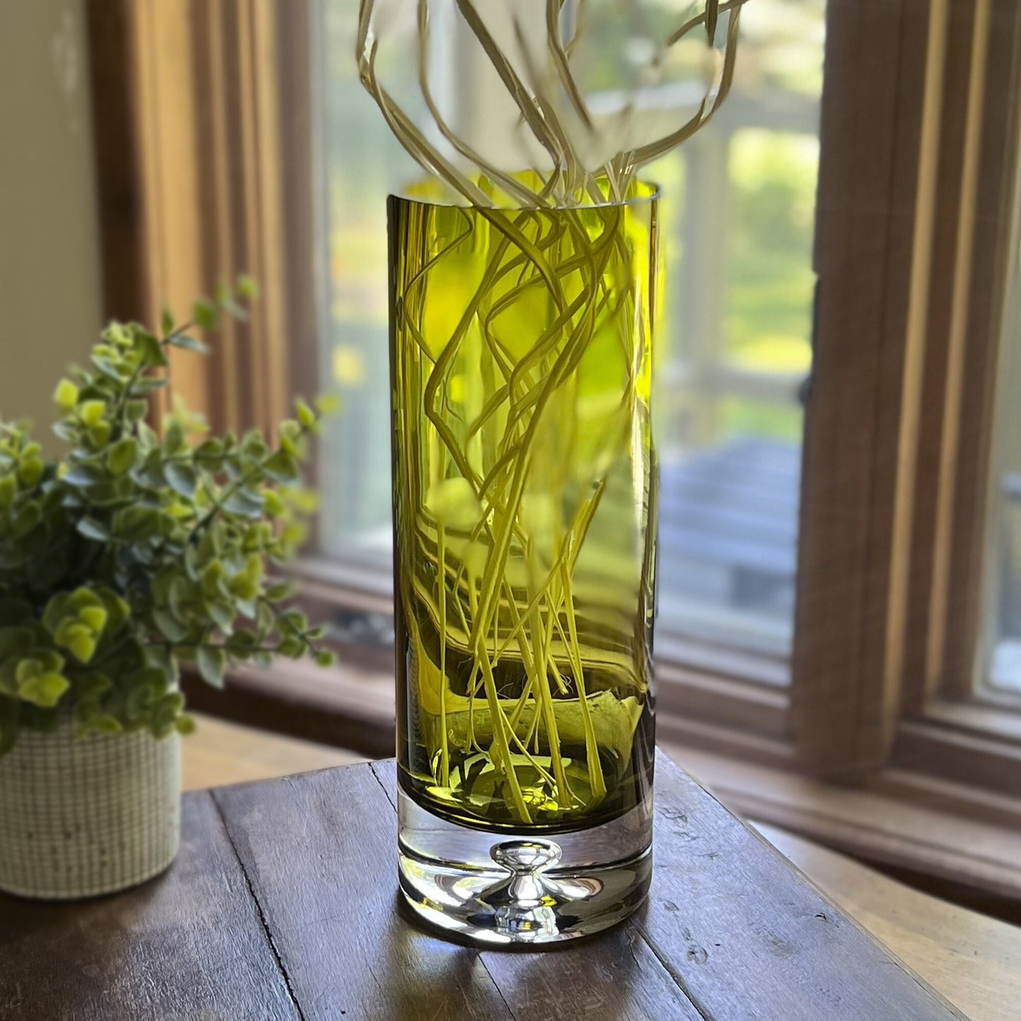 11 inch green cylinder crystal vase with elegant finish, traditional home decor accent